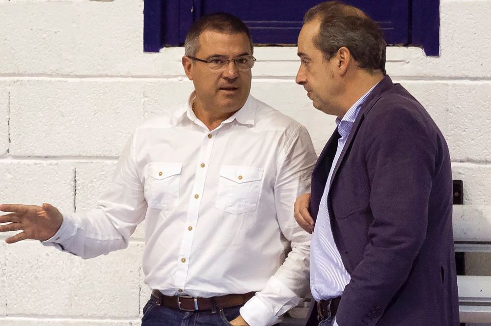 El nuevo entrenador del C.B.Canarias, Txus Vidorreta (d), conversa con el presidente del club, Félix Hernández.