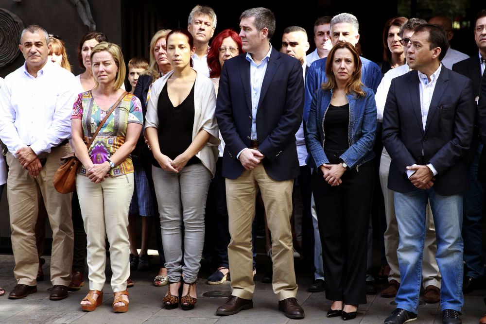 El presidente del Gobierno de Canarias, Fernando Clavijo (3d), y la vicepresidenta, Patricia Hernández (3i), entre otros, durante el minuto de silencio guardado ante la sede de la Presidencia en la capital tinerfeña por las víctimas de los atentados de anoche en París.