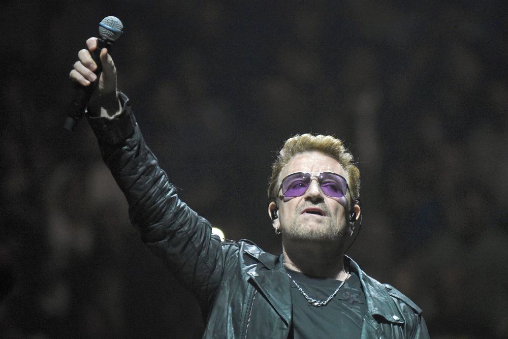 El cantante Bono de la banda U2.