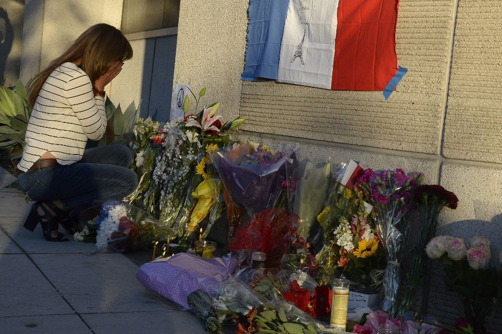 Las muestras de afecto han llegado a todas las embajadas del mundo. En la imagen una mujer frente a la embajada francesa en Los Angeles, California.