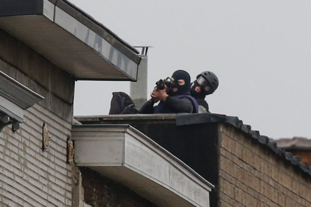 Francotiradores en guardia en la azotea de un edificio del distrito de Molenbeek en Bruselas (Bélgica).