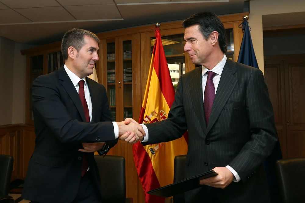 El presidente del Gobierno de Canarias, Fernando Clavijo (i), y el ministro de Industria, Energía y Turismo, José Manuel Soria (d).