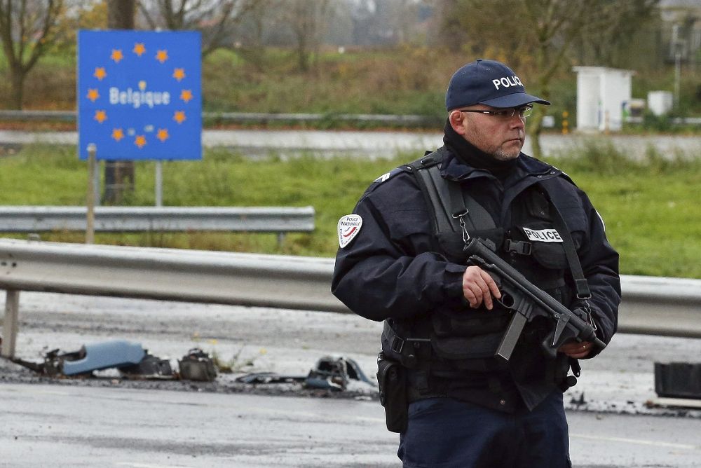 Agentes de policía controlan vehículos en la frontera con Bélgica en Baisieux, Francia.