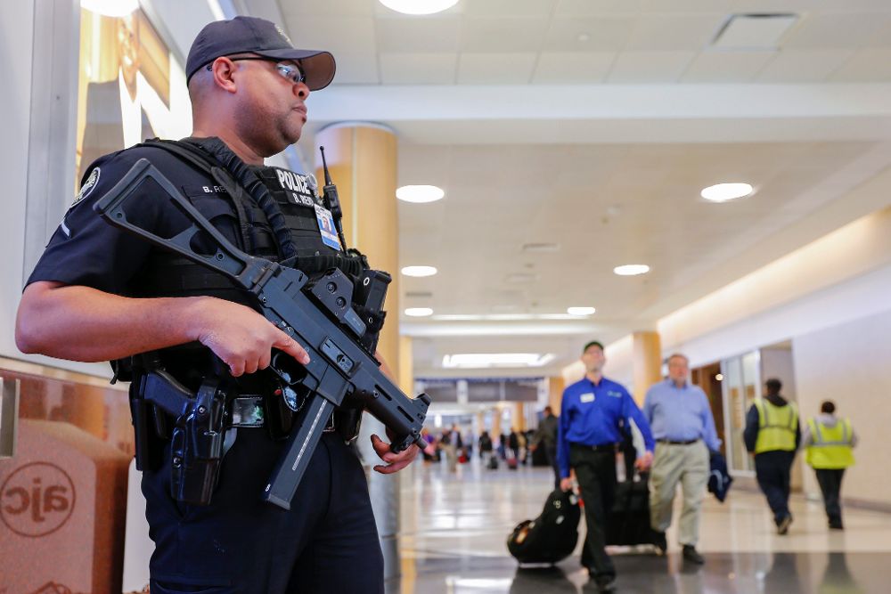 Un policía vigila el aeropuerto internacional de Hartsfield-Jackson en Atlanta, Georgia, Estados Unidos.