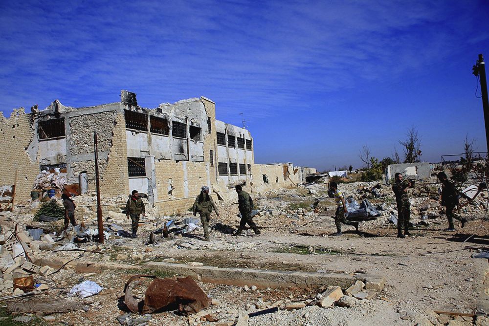 Imagen facilitada por la agencia de noticias oficial siria (Sana) que muestra a miembros del Ejército sirio caminando a través del aeropuerto militar de Kueires.