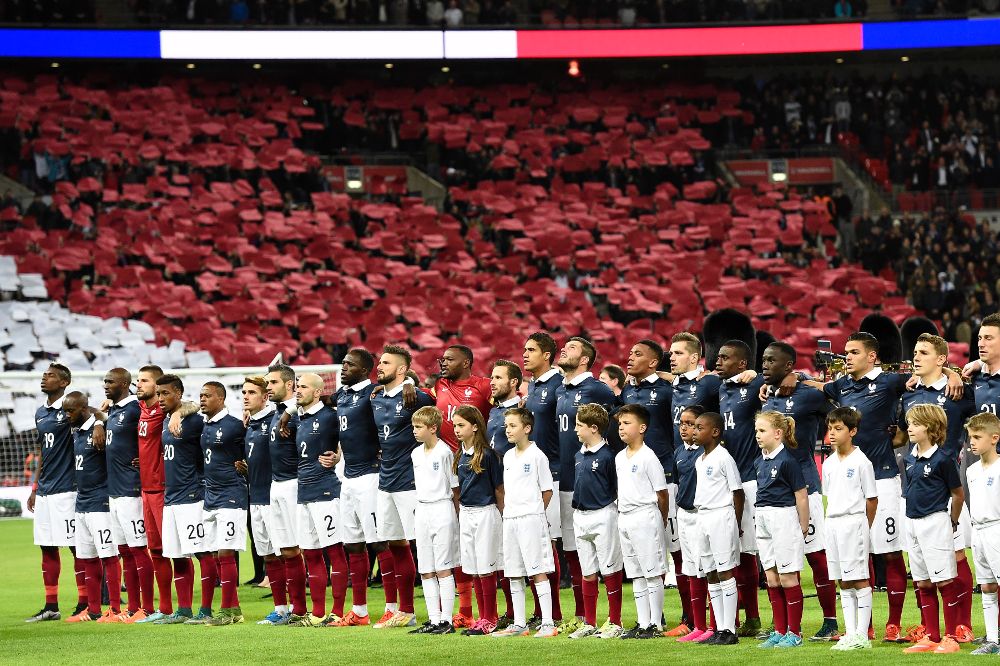 Jugadores del equipo de Francia cantan su himno nacional.