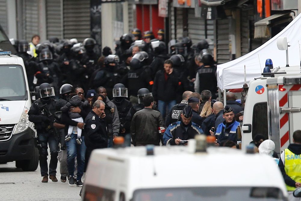 Familias son evacuadas por la policía durante la operación antiterrorista en Saint Denis cerca de París (Francia) hoy, 18 de noviembre de 2015.