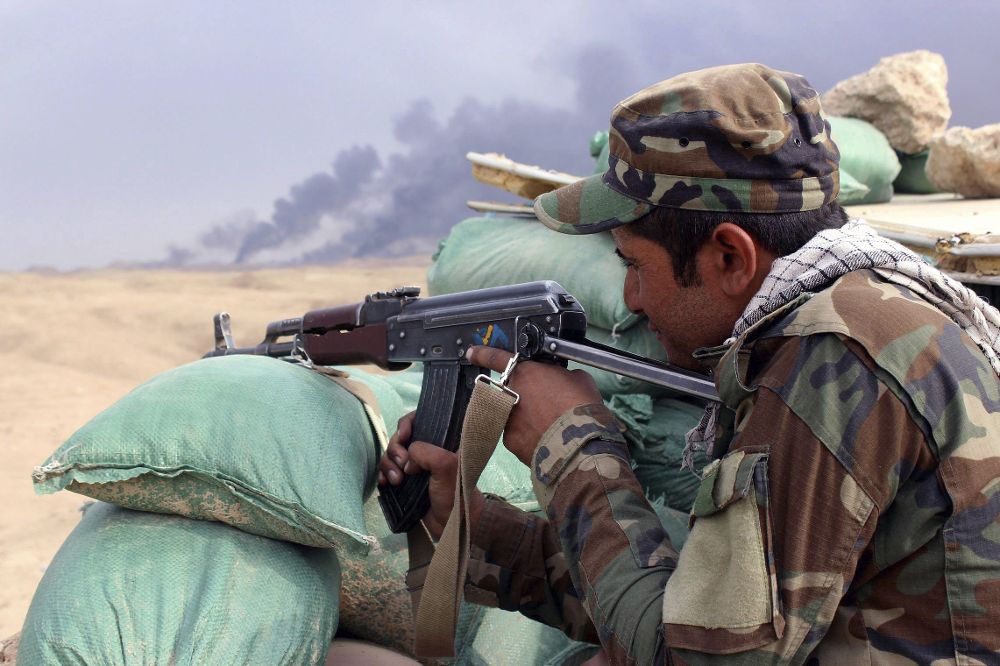Un soldado iraquí apunta con su arma durante los enfrentamientos entre combatientes del Estado Islámico (EI) y las fuerzas iraquíes.
