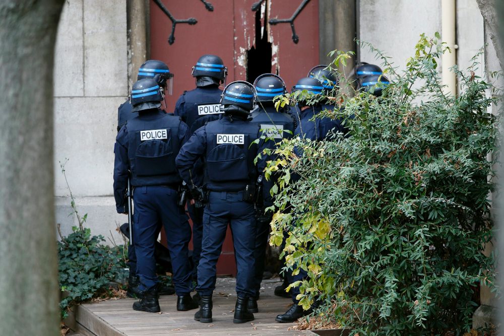 Policías a las puertas de una iglesia en Saint Denis a las afueras de París (Francia).