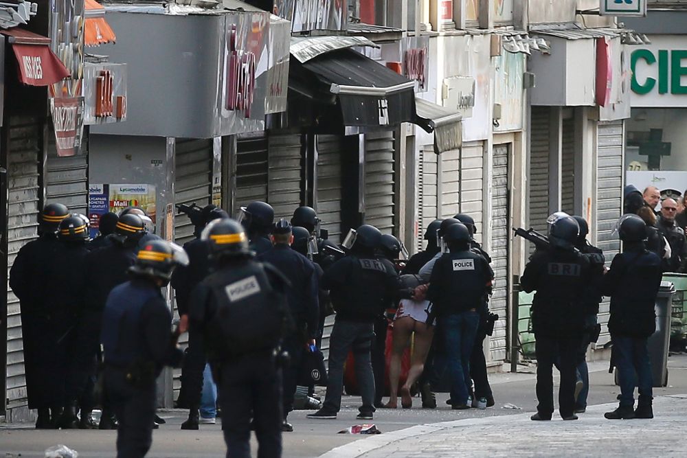 La policía detiene a un sospechoso durante una operación en Saint Denis cerca de París hoy, 18 de noviembre. 