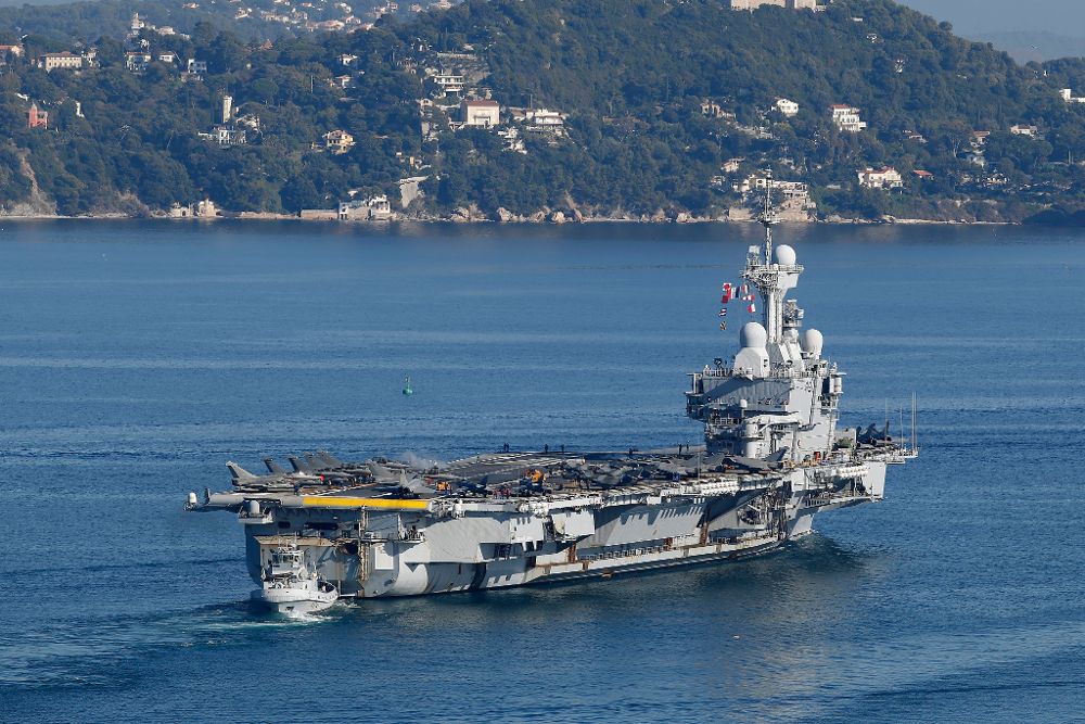El portaviones nuclear galo Charles De Gaulle sale del puerto militar de Toulon, en el sur de Francia, hoy, 18 de noviembre. El navío se dirige a Oriente Próximo para participar en la lucha contra Estado Islámico, Daesh, en Siria e Irak.