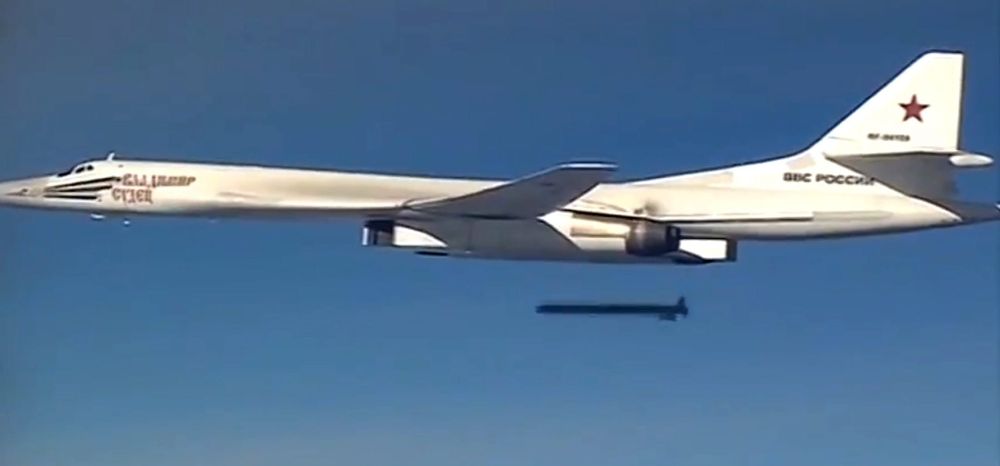 Un bombardero ruso TU-160 lanzando un misil contra posiciones del Estado Islámico (EI) en Siria. 