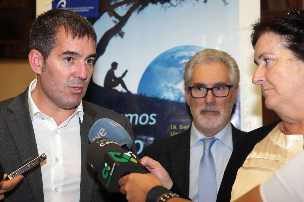 El presidente del Gobierno de Canarias, Fernando Clavijo (i), y el rector de la Universidad de Las Palmas de Gran Canaria, José Regidor, atienden a los medios de comunicación momentos antes de la reunión que celebraron ayer.