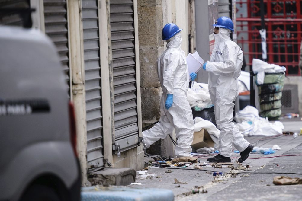 La policía forense trabaja en la calle Corbillon en Saint Denis a las afueras de París, hoy, 19 de noviembre, tras la redada antiterrorista llevada a cabo ayer en la zona.