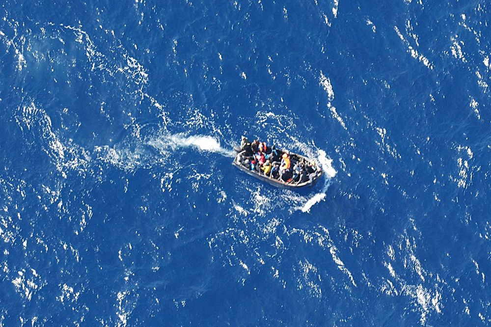 Fotografía facilitada por Salvamento Marítimo de la patera que naufragó a 237 kilómetros de Canarias, y en la que viajaban entre 20 y 25 personas, y no 46, como algunos de los supervivientes manifestaron.