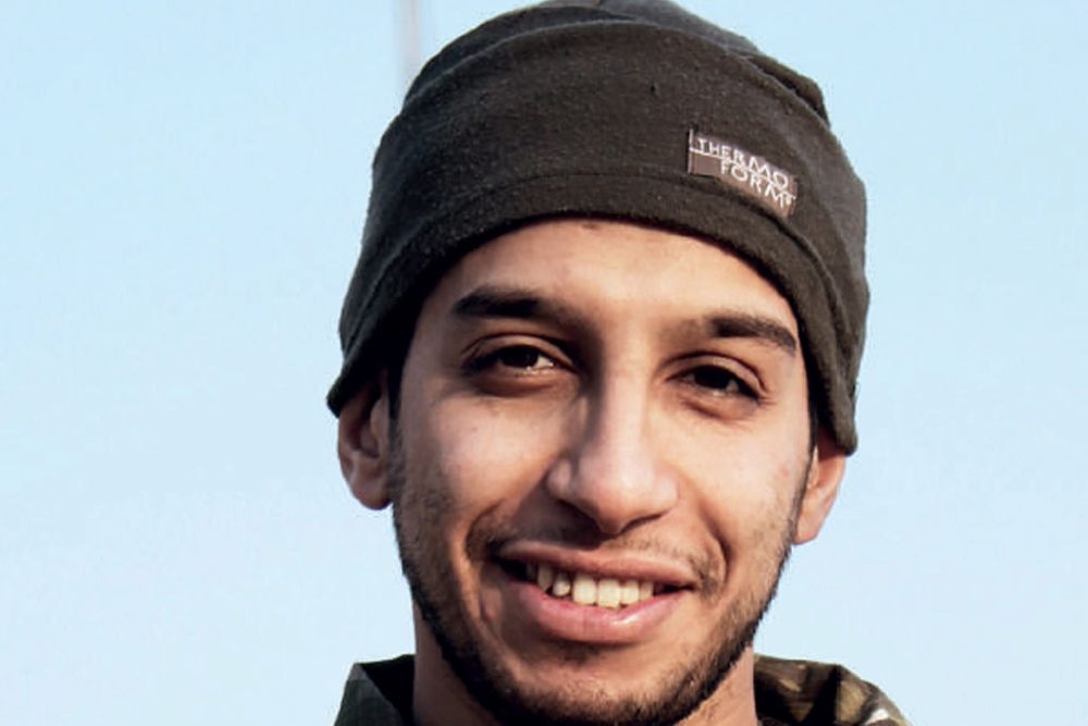 Fotografía facilitada por la revista del Estado Islámico "Dabiq" que muestra supuestamente al presunto cerebro de los atentados del pasado viernes en París, el belga Abdelhamid Abaaoud.