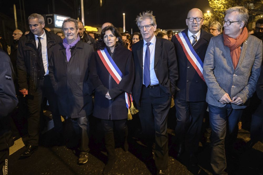 La alcaldesa de París, Anne Hidalgo (3-i), el exalcalde de Saint-Denis, Patrick Braouezec (3-d), el alcalde de Saint-Denis, Didier Paillard (2-d), y el secretario general del Partido Comunista francés, Pierre Laurent (d), asisten a la ceremonia de homenaje a las víctimas de los atentados.