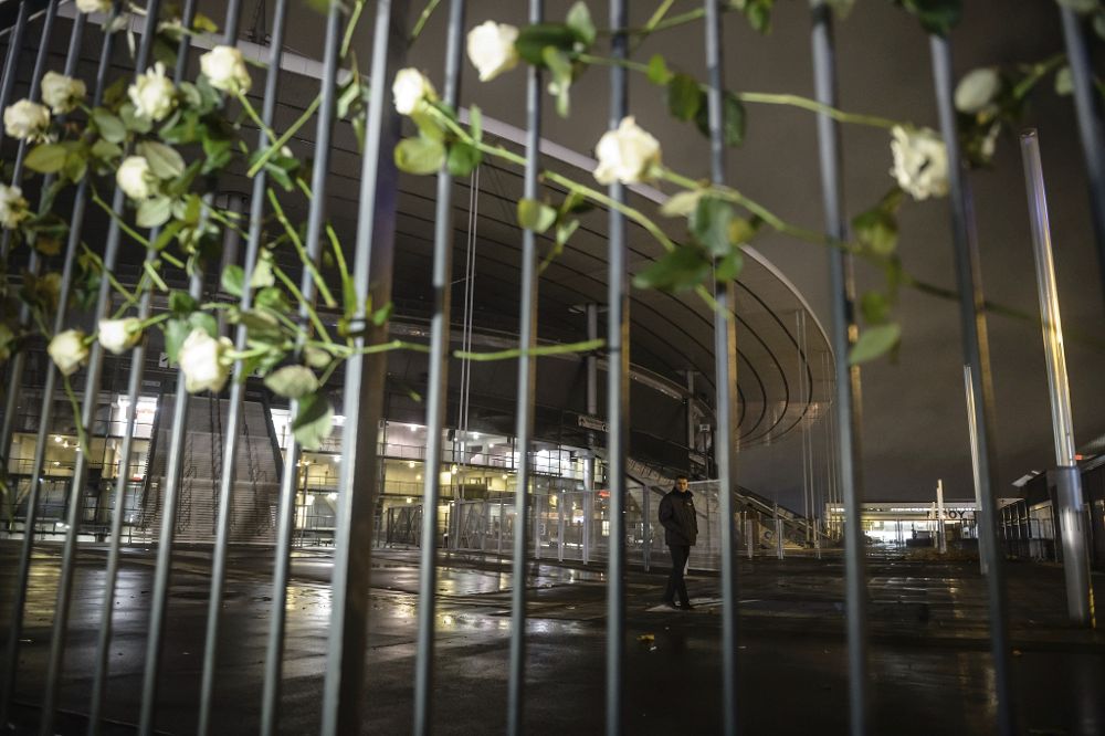 Vista de las flores depositadas en homenaje a las víctimas de los atentados perpetrados por el Estado Islámico (EI) el pasado viernes, en el Estadio de Francia, en Saint Denis, Francia.