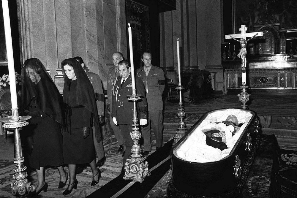 El cuerpo de Franco, expuesto para el público visitante en el Palacio de Oriente.
