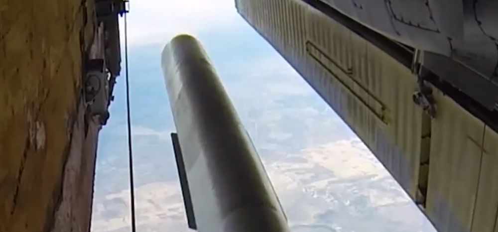 Fotograma de un vídeo facilitado por el ministerio ruso de Defensa que muestra al avión ruso Tu-160 bombardeando Siria.