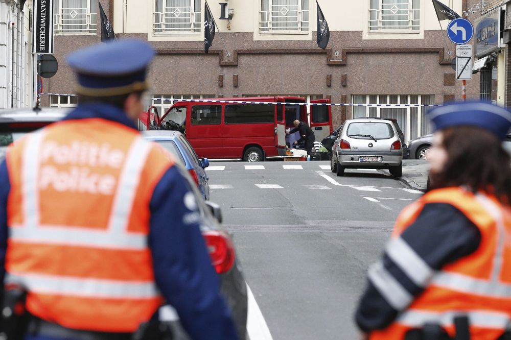 Un vehículo sospechoso, la furgoneta roja que aparece en la foto, fue acordonado ayer por la policía cerca del Parlamento Europeo en Bruselas.