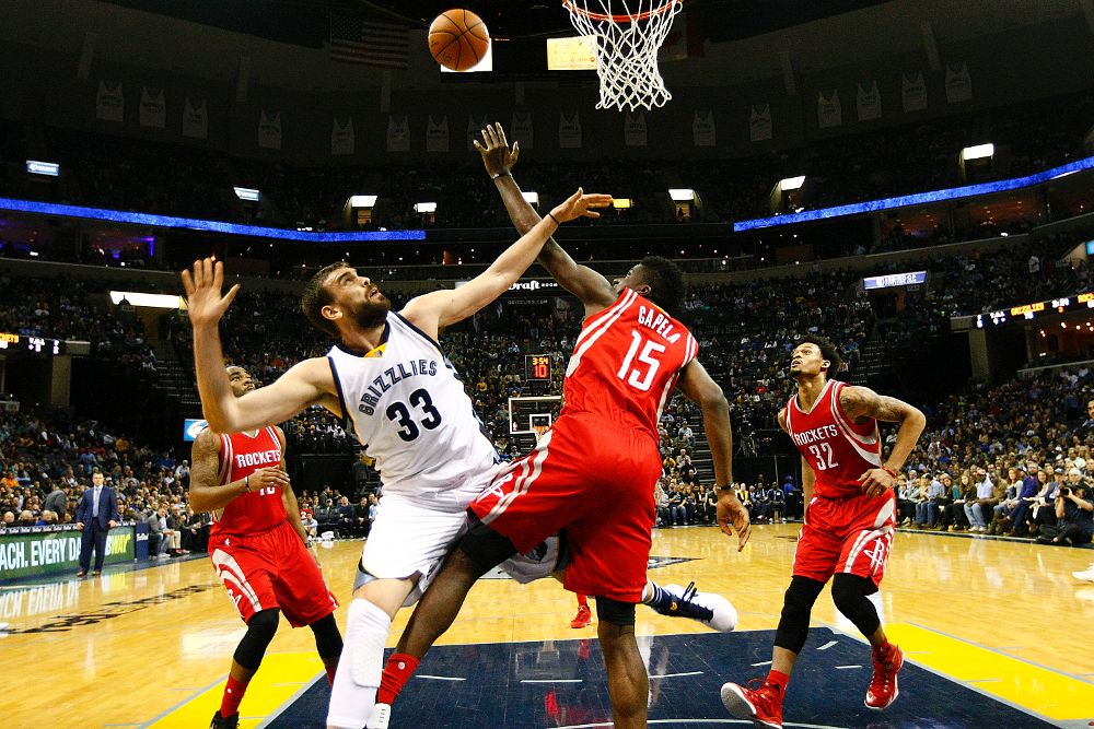 El jugador español Marc Gasol (2i) de Memphis Grizzlies disputa el balón con Clint Capela (2d) de Houston Rockets.