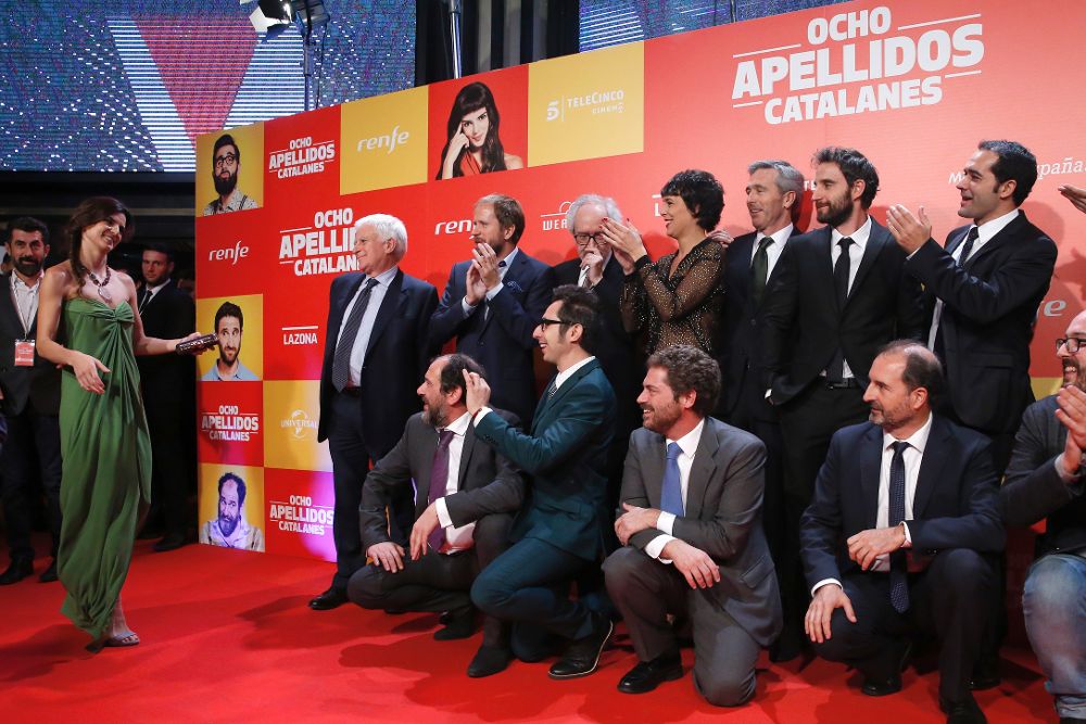 El director Emilio Martínez Lázaro (3i fila de arriba) y el productor Paolo Vasile (i), junto a los actores de la película, durante la presentación de "Ocho apellidos catalanes", en Madrid.