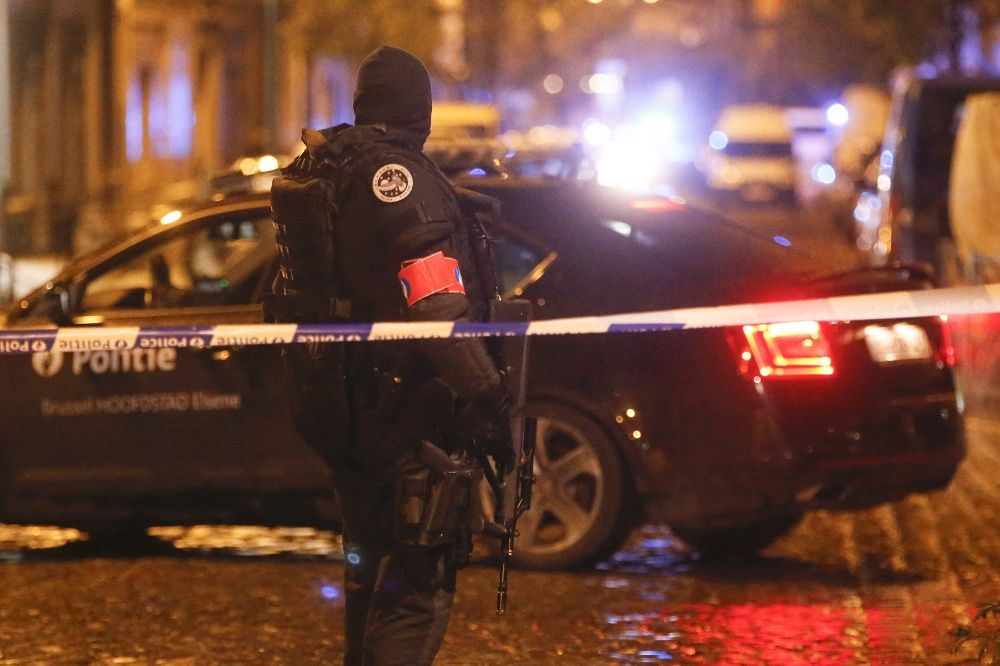 Policías belgas en la operación de vigilancia antiterrorista del barrio de Molenbeek, anoche.