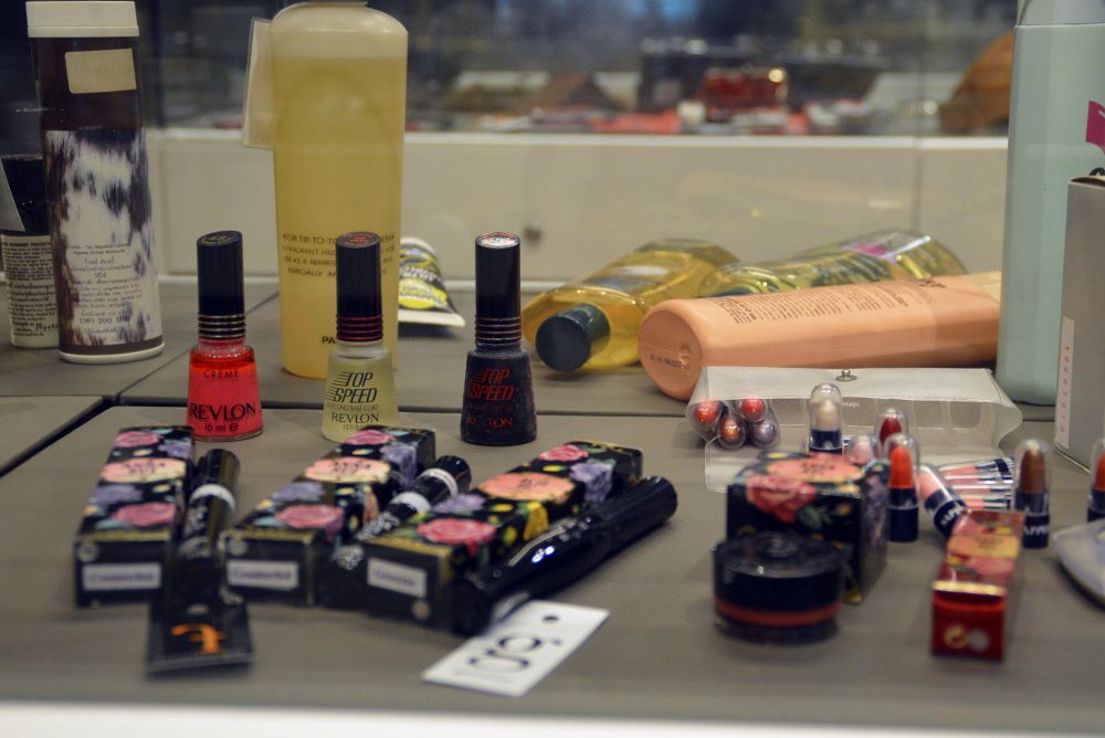 Muestras de cosméticos falsificados junto al producto original en el Museum of Counterfeit Goods, en Bangkok, Tailandia. 