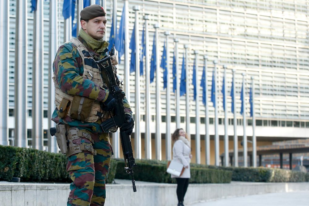 Un soldado patrulla en los alrededores de la sede de la Comisión Europea en Bruselas hoy, lunes.