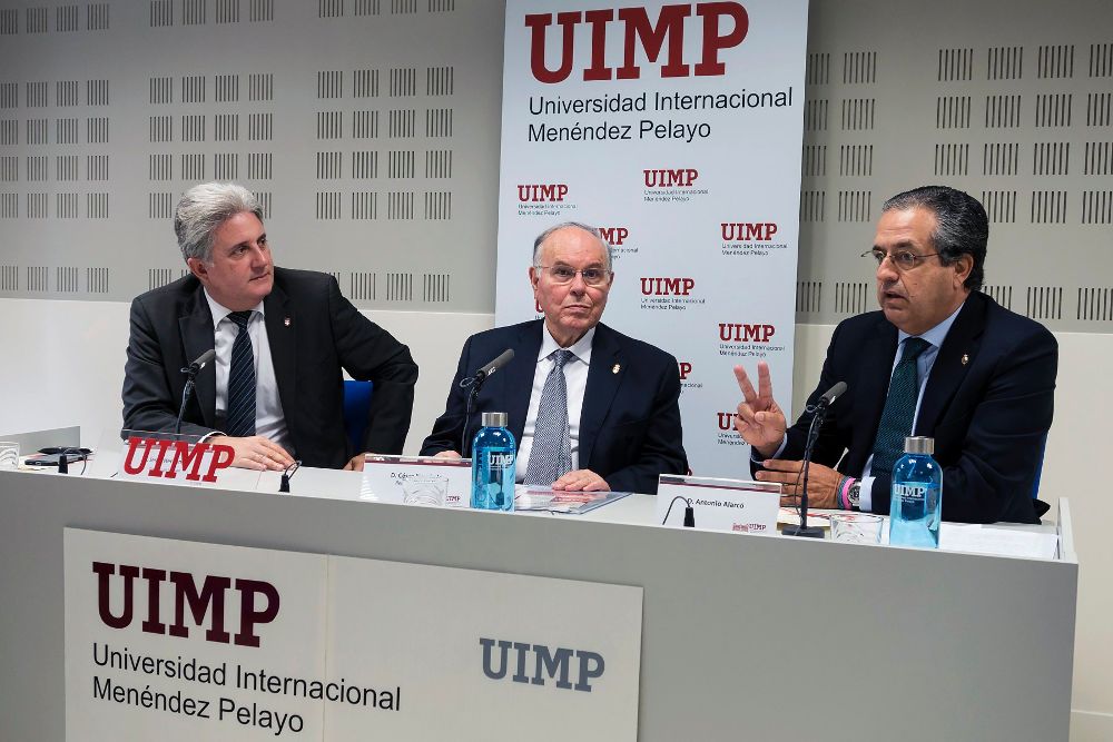 El rector de la Universidad Internacional Menéndez Pelayo (UIMP) de Tenerife, César Nombela (c), junto al director de la sede UIMP Tenerife, Jesús Hernández (i), y el médico Antonio Alarcó.