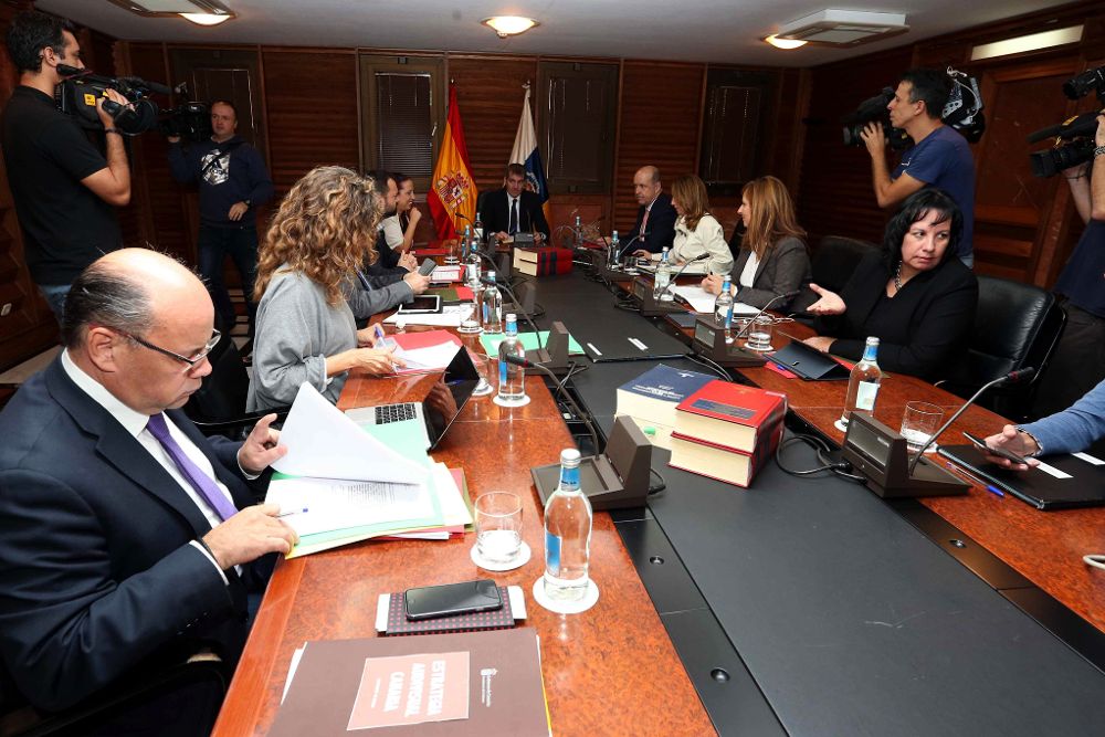 El presidente del Gobierno de Canarias, Fernando Clavijo (fondo), y los consejeros durante la reunión del Consejo de Gobierno, celebrada hoy en Las Palmas de Gran Canaria.