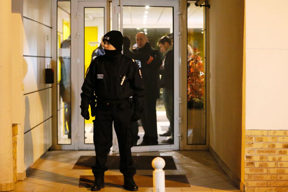 Policías franceses vigilan en el lugar donde ha sido encontrado un cinturón de explosivos similar a los utilizados en los atentados de París del pasado día 13, en una papelera de la ciudad de Montrouge, al sur de París.
