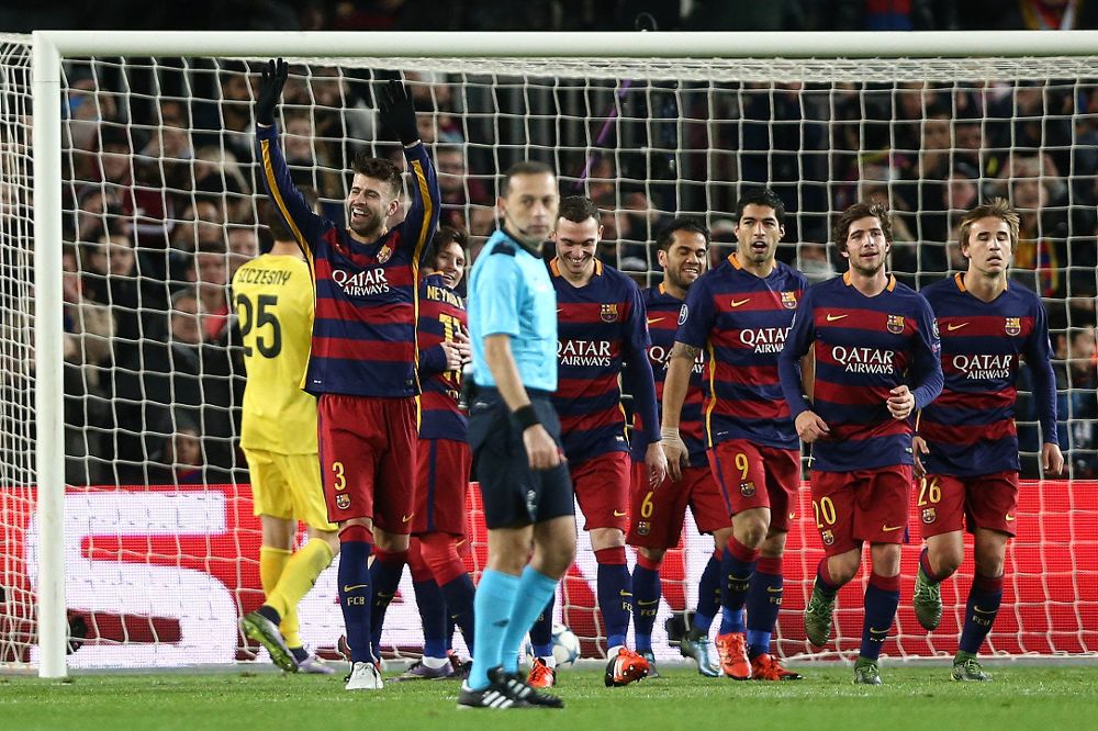 El defensa del FC Barcelona, Gerard Piqué (i), celebra el cuarto gol del equipo blaugrana.