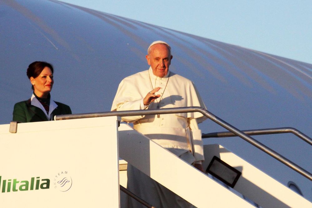 El papa Francisco saluda antes de embarcar en el aeropuerto internacional de Fiumicino hoy, 25 de noviembre.