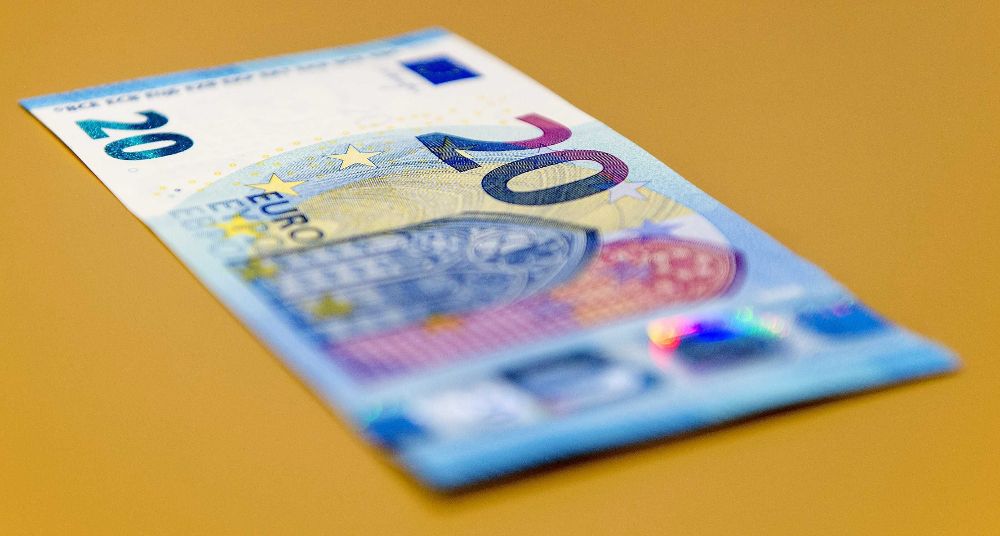 Vista del nuevo billete de 20 euros en el Dutch Bank de Amsterdam, Holanda.