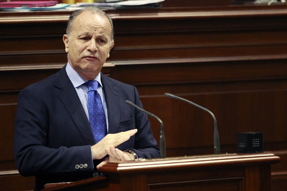 El portavoz del PP, Jorge Rodríguez, durante una de sus intervenciones en el debate sobre la enmienda a la totalidad de la Ley de presupuestos del Gobierno de Canarias para 2016.