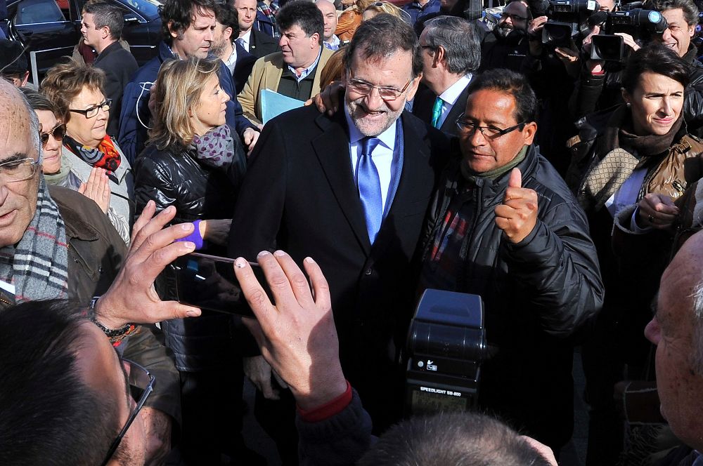 Mariano Rajoy, se fotografía con un vecino castellanomanchego a su llega al colegio de la asociación Asprona de La Roda (Albacete), un referente en educación especial y atención primaria.