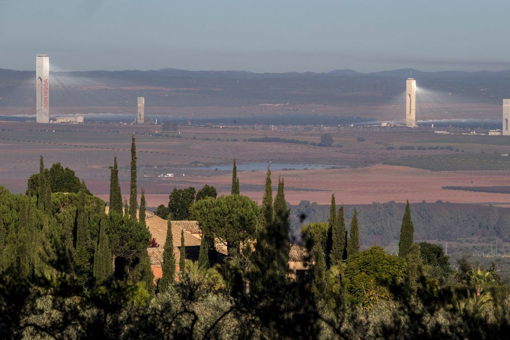 Las torres de la plataforma solar Solúcar, un centro tecnológico único en el mundo de la empresa Abengoa en Sanlúcar la Mayor (Sevilla).
