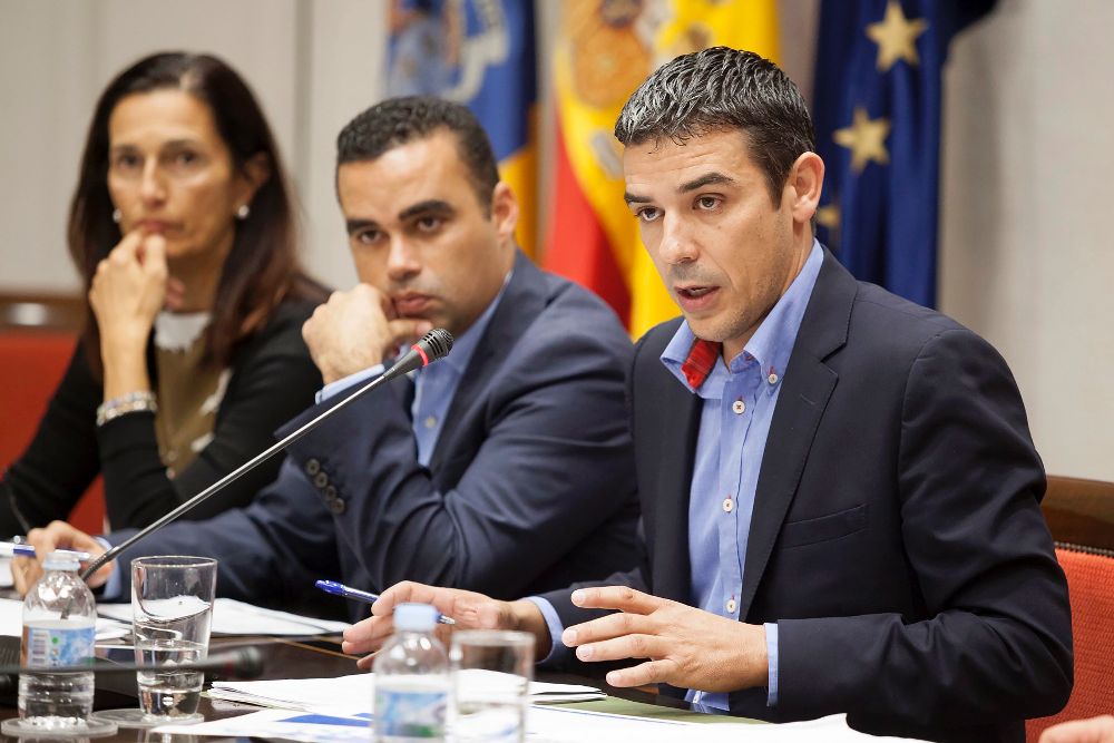 El consejero de Agricultura, Ganadería, Pesca y Aguas del Gobierno de Canarias, Narvay Quintero (d), durante su comparecencia para explicar el presupuesto 2016 de su departamento.