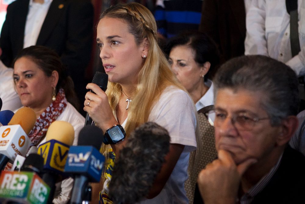 La esposa del opositor venezolano Leopoldo López, Lilian Tintori (c), se encontraba junto al dirigente Luis Manuel Díaz cuando murió de un disparo. 