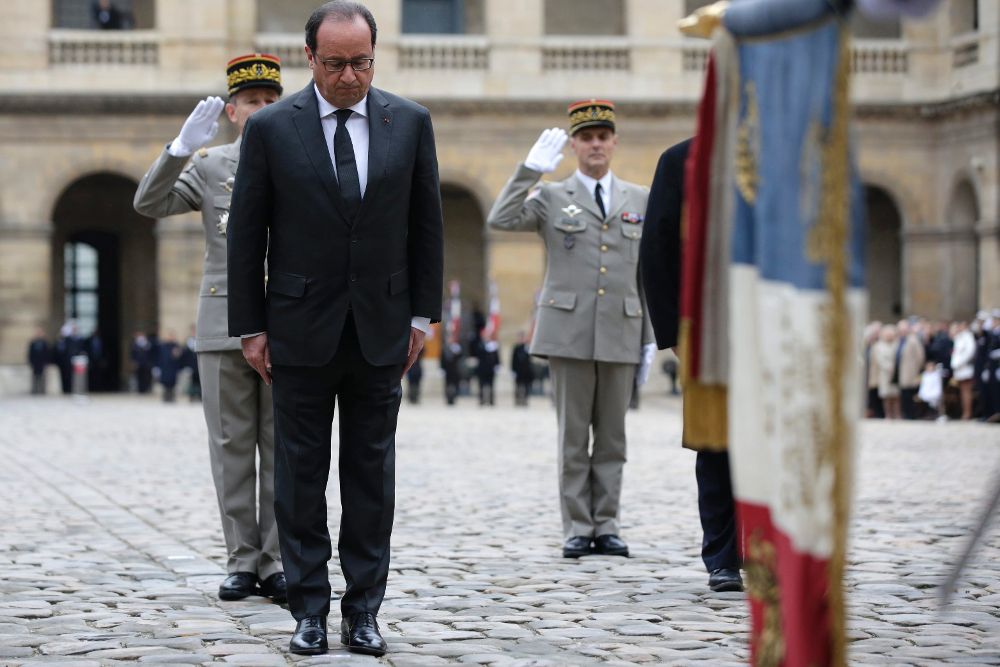 El presidente francés, François Hollande, asiste a una ceremonia en el palacio nacional de Los Inválidos en París.