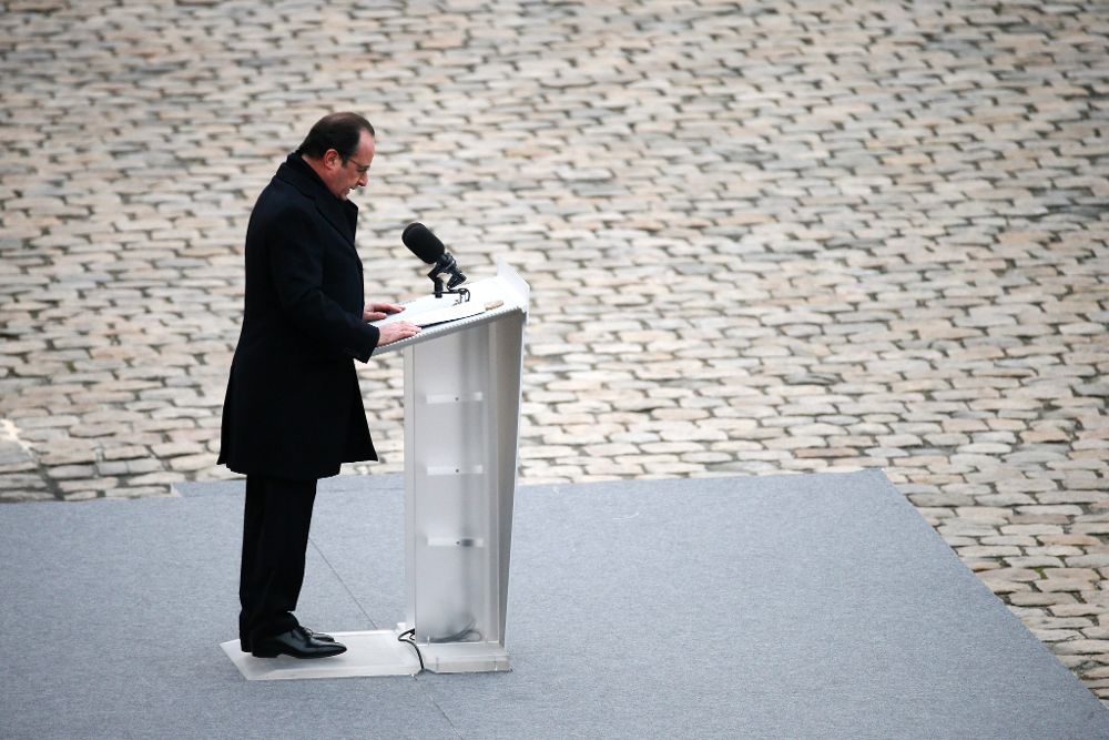 El presidente francés, François Hollande, pronuncia un discurso durante el homenaje oficial a las víctimas de los atentados yihadistas del pasado día 13 en París y Saint Denis.