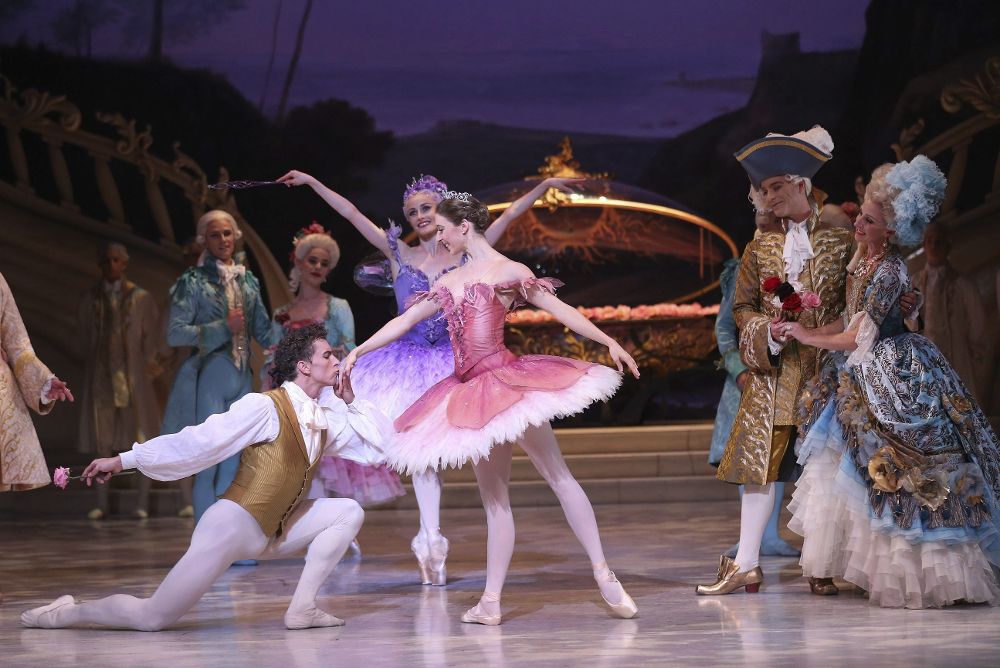 La bailarina Lana Jones (dcha), en su papel de la princesa Aurora, y el príncipe, interpetrado por el bailarín Kevin Jackson (izda).