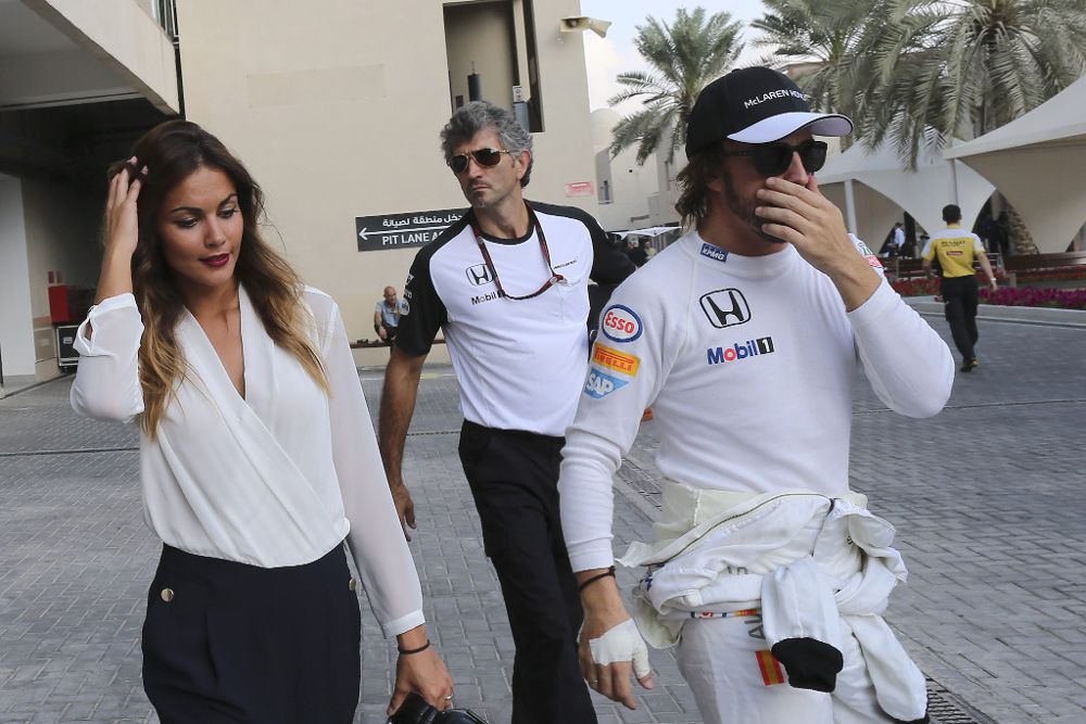 Fernando Alonso acompañado de su pareja Lara Alvarez.