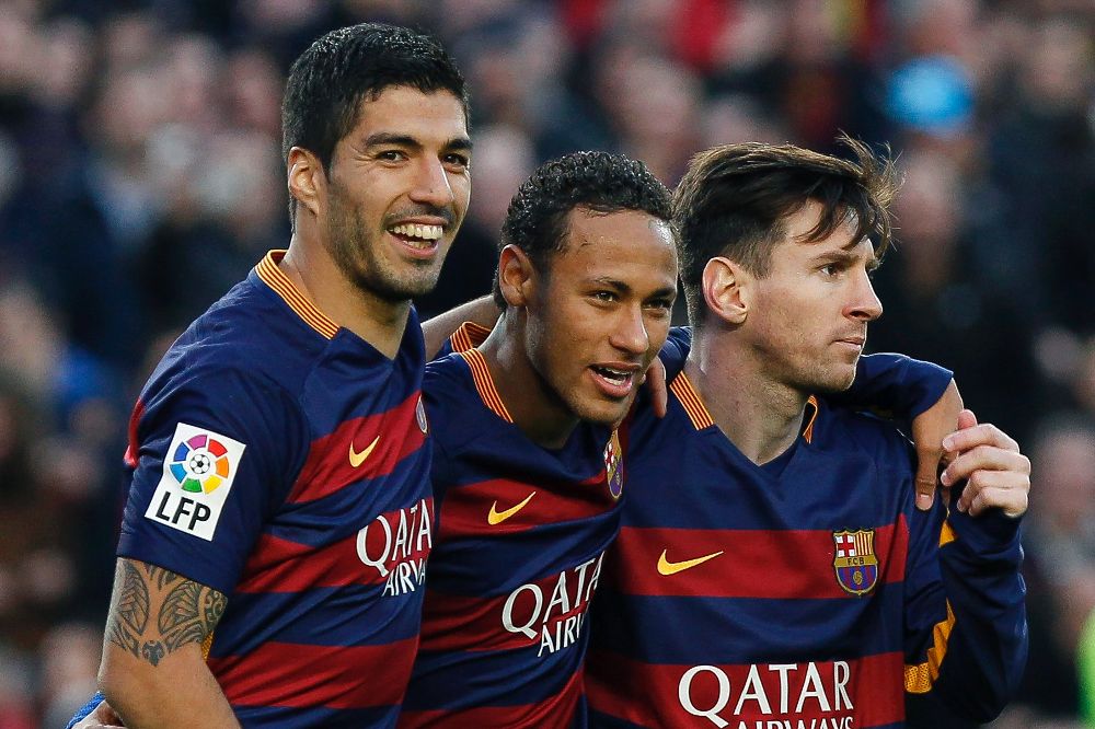 El delantero brasileño del FC Barcelona, Neymar Da Silva (c) celebra junto a sus compañeros, el uruguayo Luis Suárez (i) y el argentino Leo Messi (d), su gol marcado ante la Real Sociedad, el segundo del equipo.