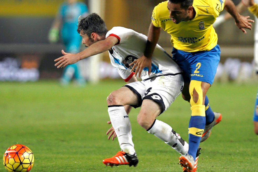 El jugador portugués del Deportivo de La Coruña Luisinho (i) protege un balón ante David Simón, de la UD Las Palmas.