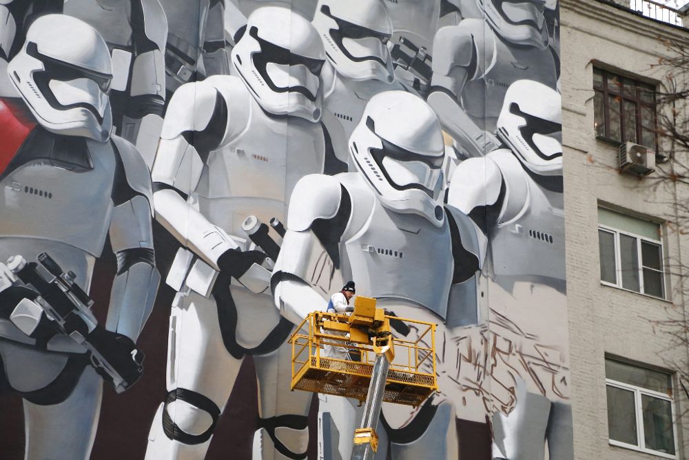 El artista Artur Kashak pinta un grafiti con soldados imperiales la serie de películas de Star Wars en la pared de un edificio en Moscú (Rusia).