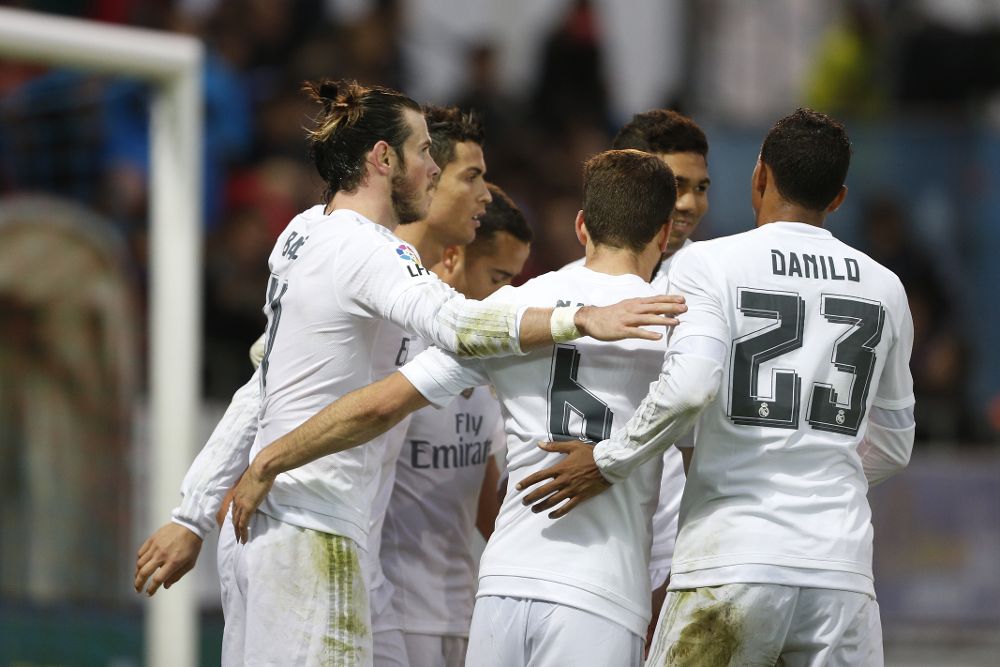 El delantero portugués del Real Madrid Cristiano Ronaldo (2i), celebra con sus compañeros su gol.
