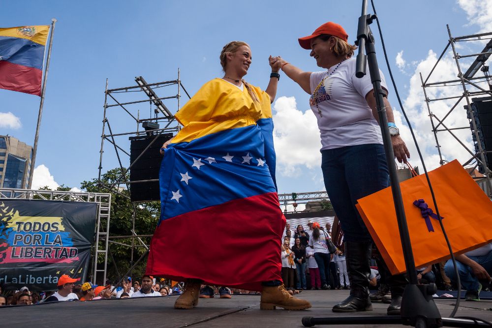 Lilian Tintori (c), esposa del líder opositor Leopoldo López, asiste a un acto de campaña.